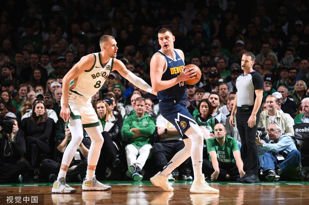 他用冷靜的 他用冷靜的